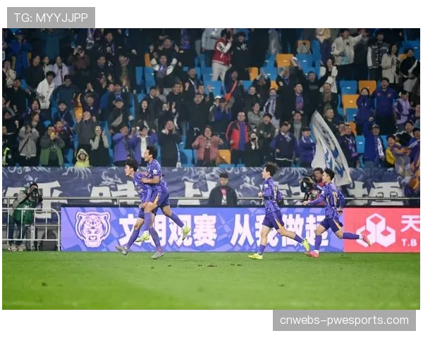 冲突瞬间：天津津门虎与浙江队球员因一次铲抢发生口角